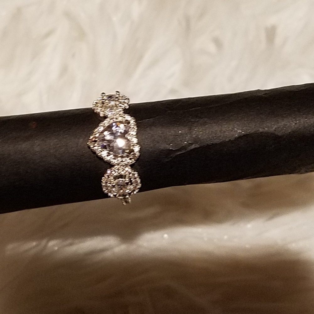 SILVER & WHITE CRYSTAL RING - Picture 4 of 6